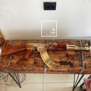 Altın Kaplama AK47 Replika Tüfek Maketi, 87 cm Dekoratif Saldırı Silahı Objesi Ahşap Detaylı Lüks