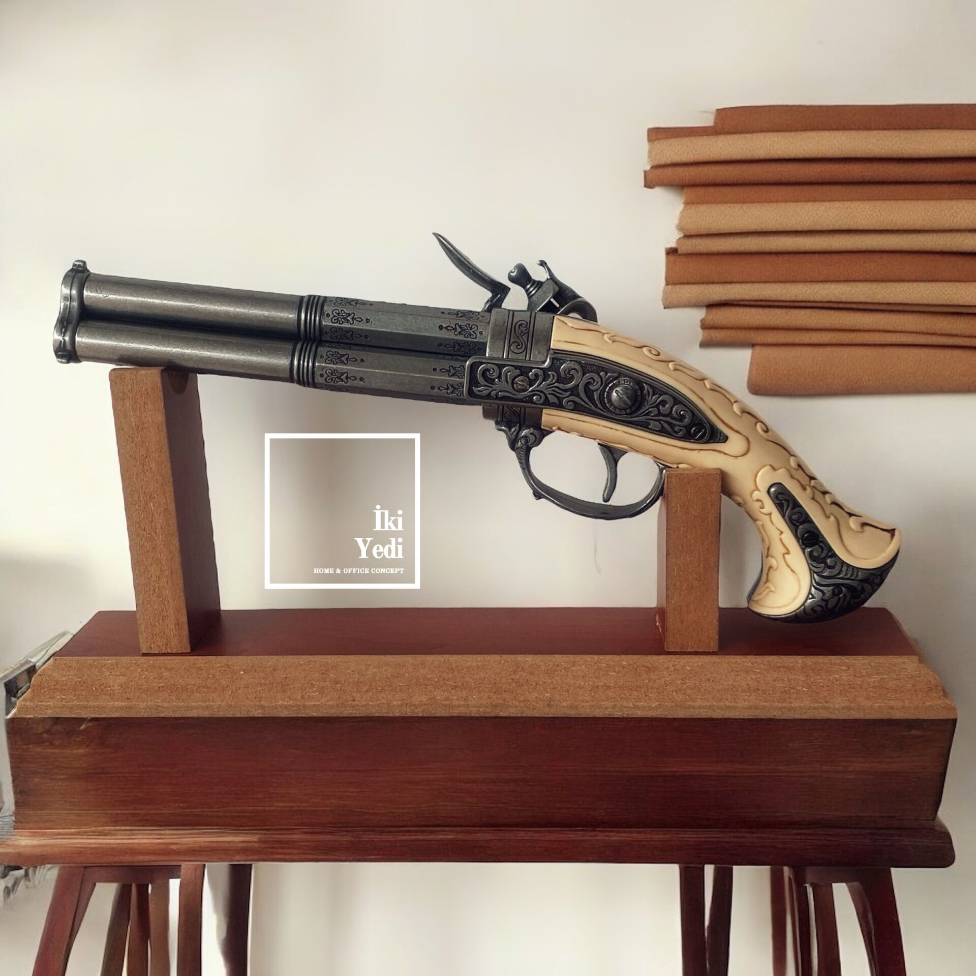 Raymond 3 Namlulu Çakmaklı Tabanca Maketi, Dekoratif Fransız Tarzı Silah Objesi Standlı Lüks Hediye