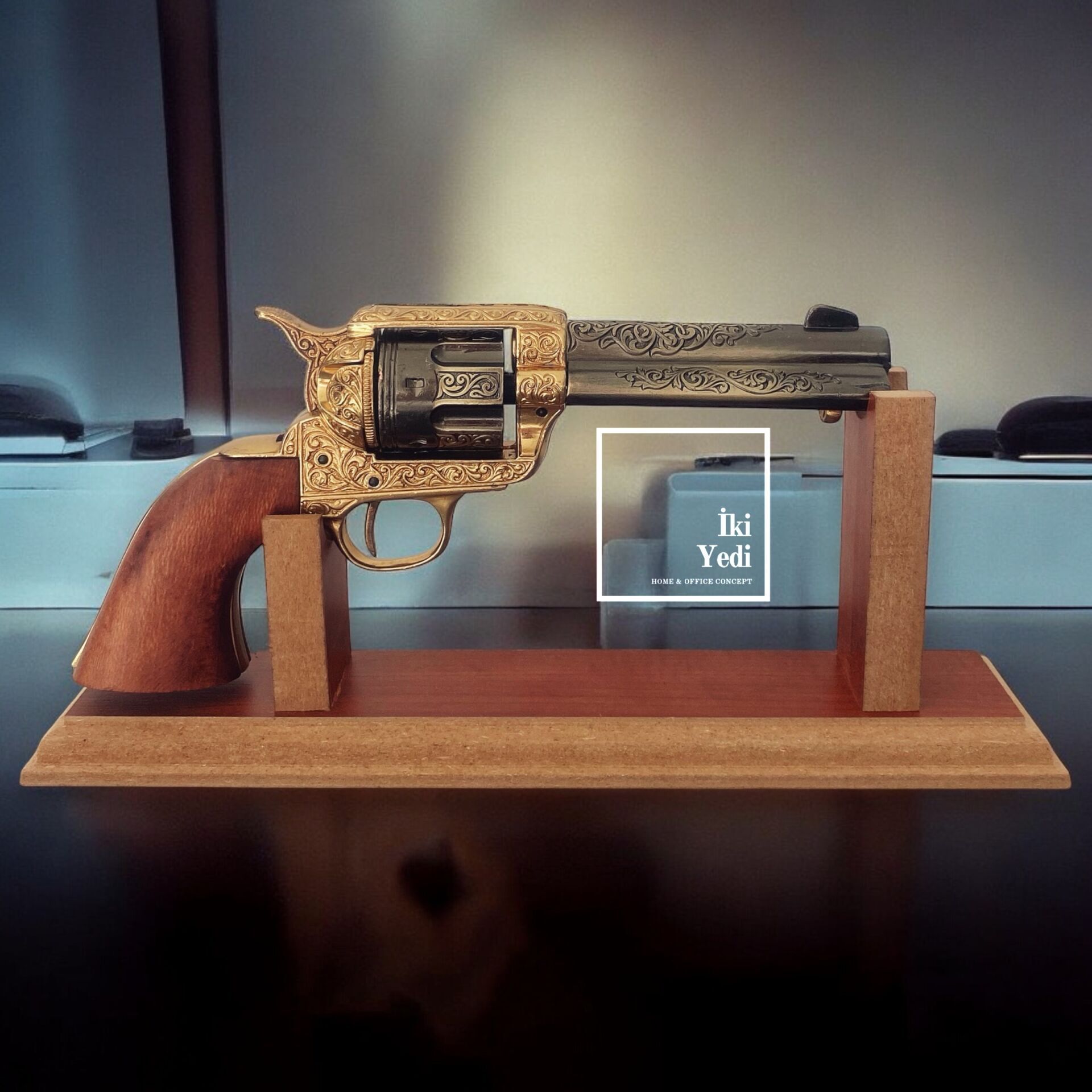 Robert 1873 Replika Revolver Tabanca Maketi Dekoratif Altıpatlar Silah Objesi Ahşap Standlı VIP