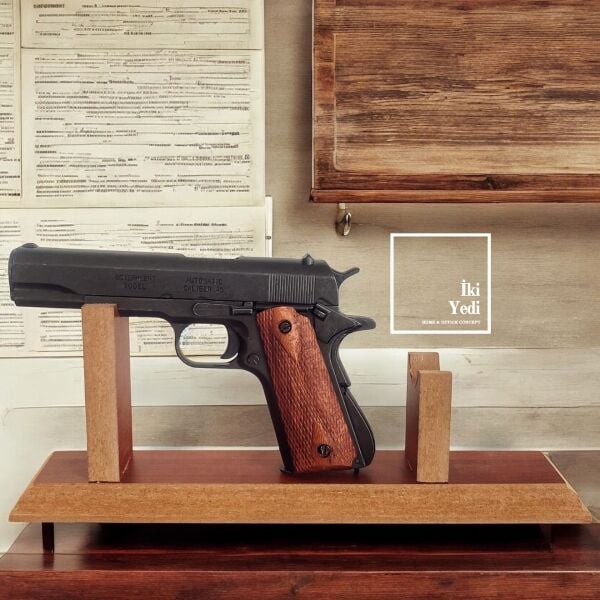 Dekoratif Replika Tabanca Maketi, Browning 1911 Model Ahşap Tabanlı Gerçekçi Silah Objesi Lüks VIP
