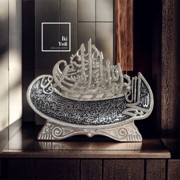 Besmele ve Ayetel Kürsi Yazılı Gümüş Renk Kristal Taşlı Metal Dini Obje, İslami Hediyelik Biblo
