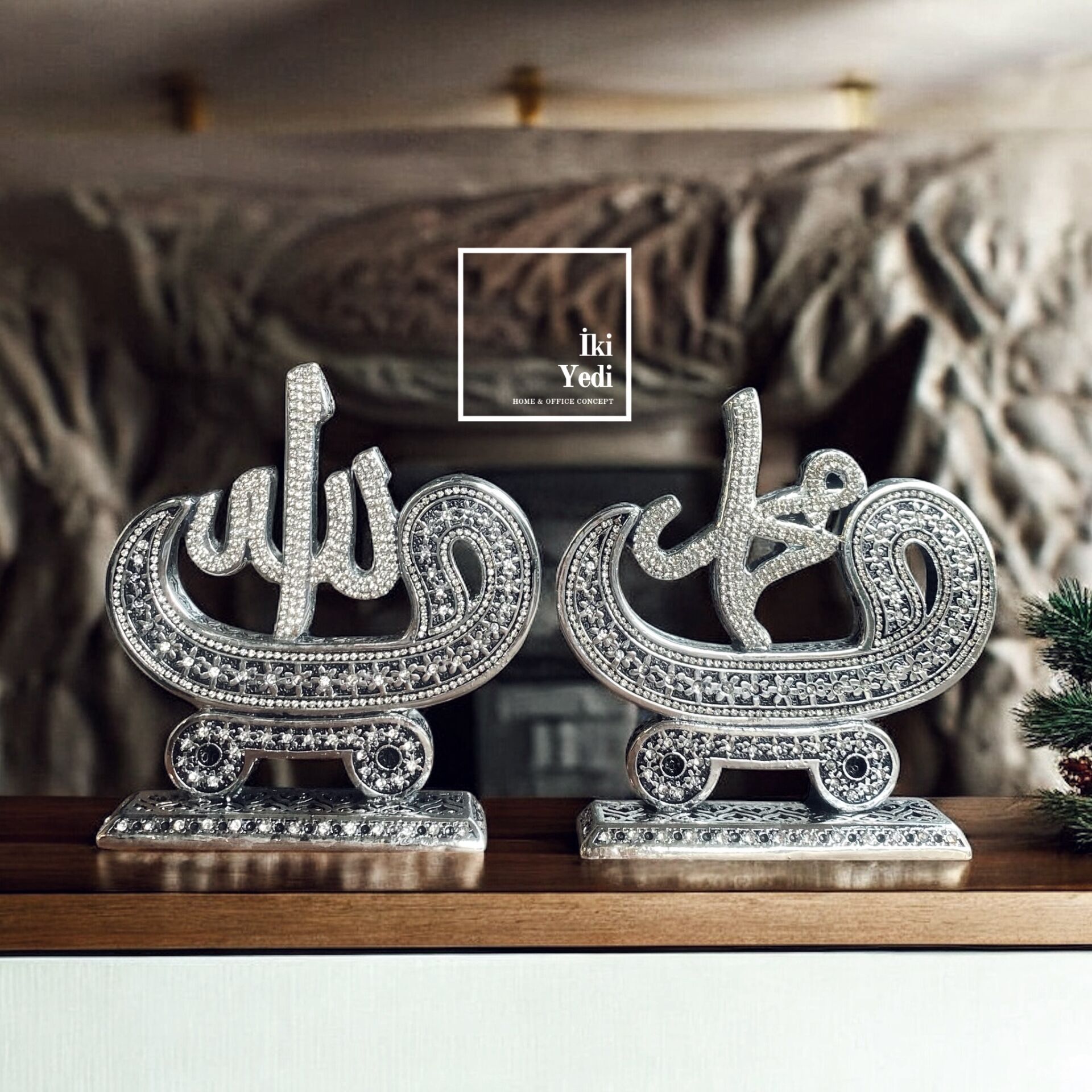 Allah C.C. ve Muhammed S.A.V. Yazılı Gümüş Renk Metal Dini Obje İslami Dekoratif Aksesuar Hediye