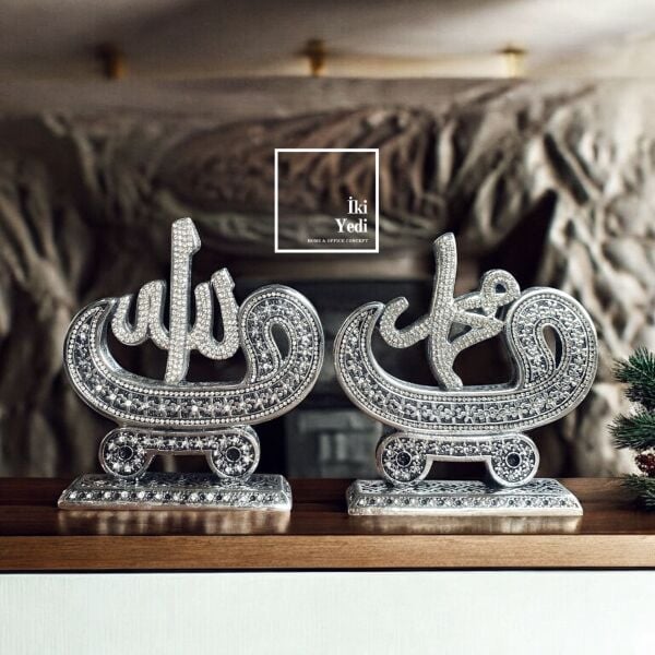Allah C.C. ve Muhammed S.A.V. Yazılı Gümüş Renk Metal Dini Obje İslami Dekoratif Aksesuar Hediye