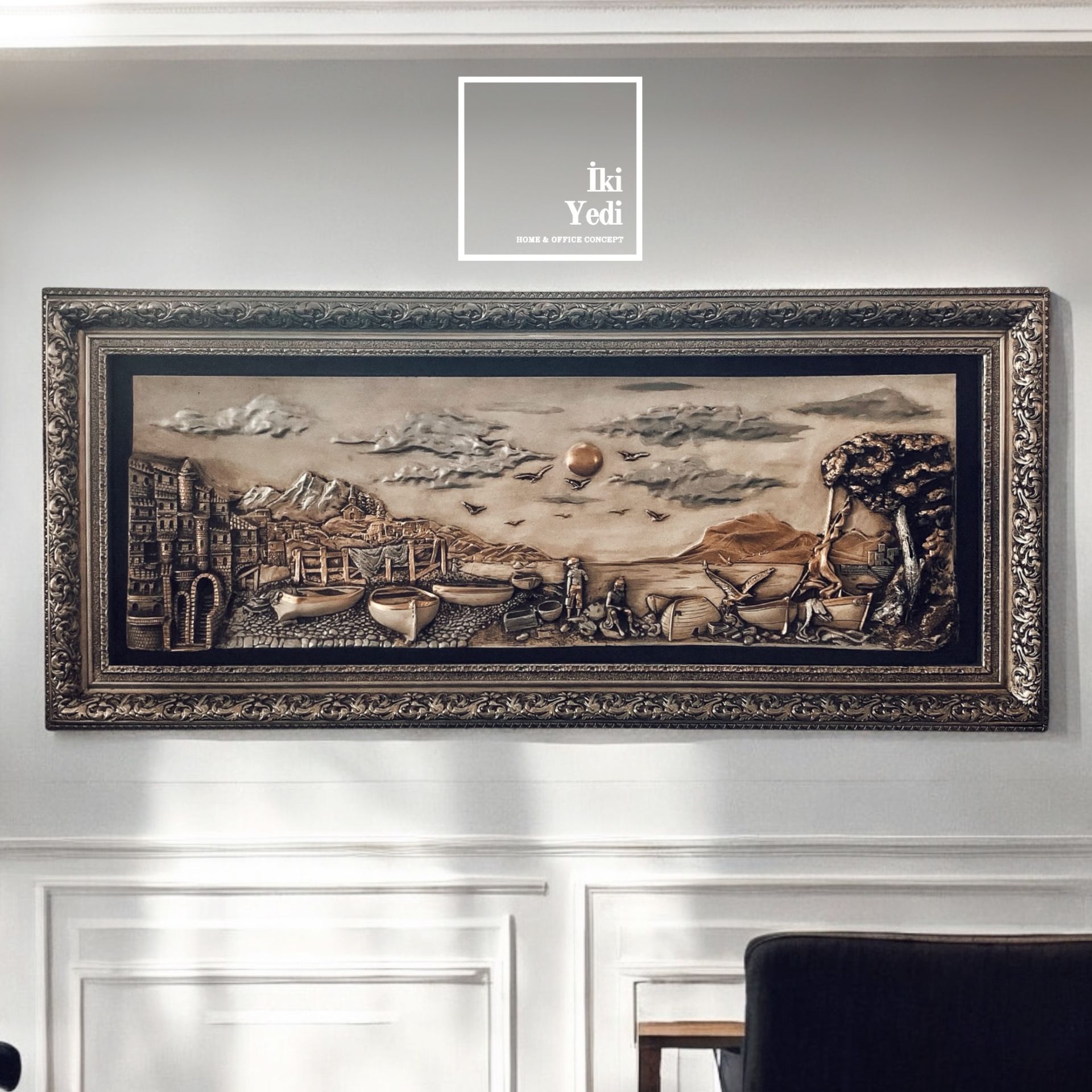 Guillamon 155 cm Gümüş Gri 3D Rölyef Tablo – Kabartma Kale Kayık İskele Temalı Dev Duvar Dekoru