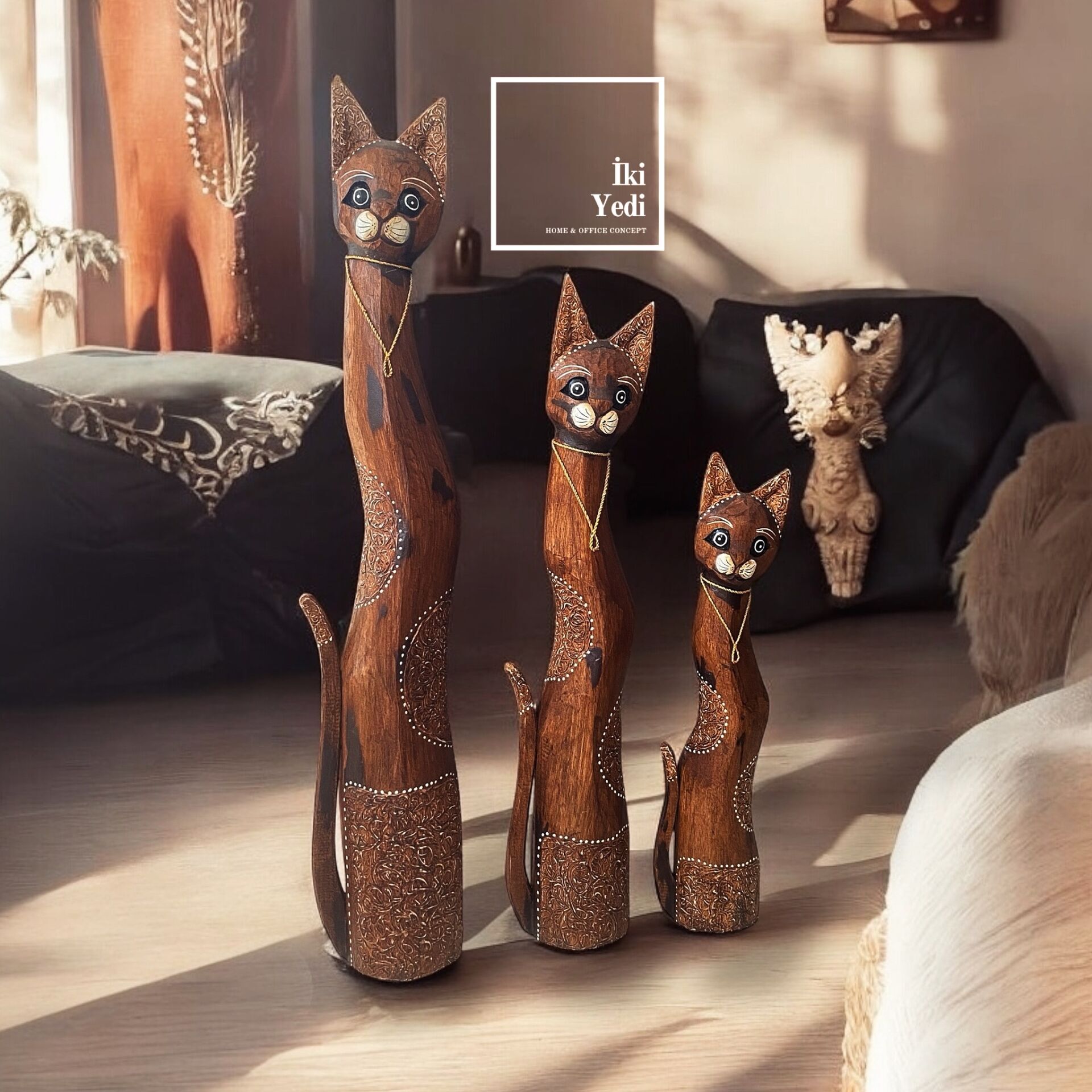 Tizzy 100 cm El Yapımı 3’lü Ahşap Kedi Heykel Seti – Kolyeli Etnik Kedi Figürleri, Dekoratif Obje