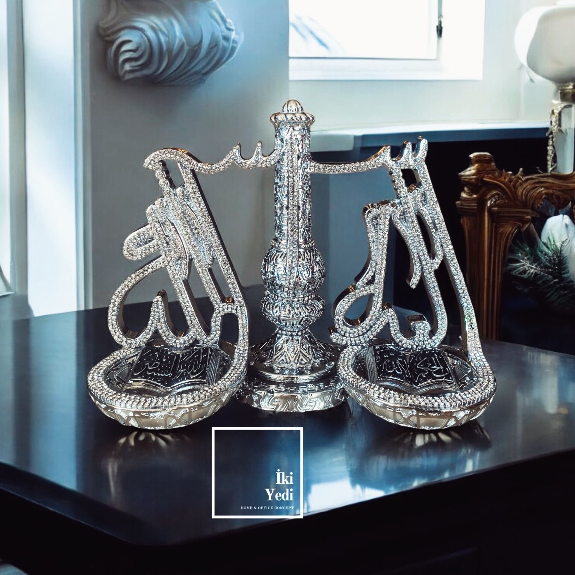 Allah C.C. ve Muhammed S.A.V. Lafızlı Adalet Terazisi Figür Gümüş Gri Taşlı Dini Dekor Obje