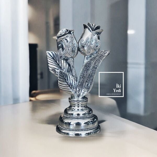 Allah C.C. ve Muhammed S.A.V. Yazılı Biblo – Gümüş Gri Lale Gül Figürlü Dini Hediyelik Obje