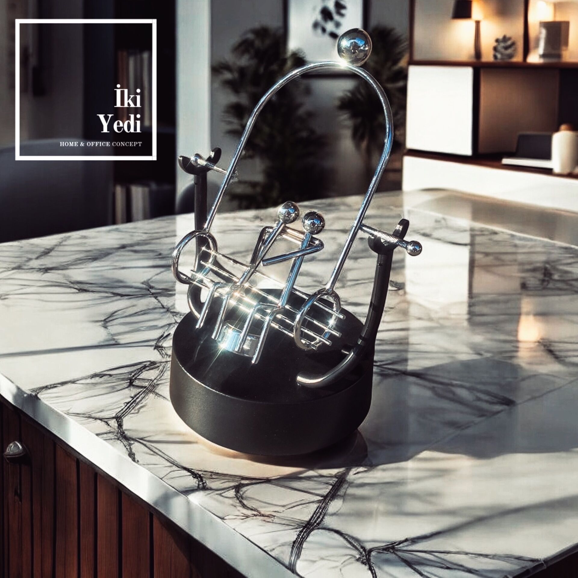 Clooney Pilli Denge Balans Figürü – Hareketli Modern Masaüstü Dekoratif Aksesuar Ofis Hediyesi