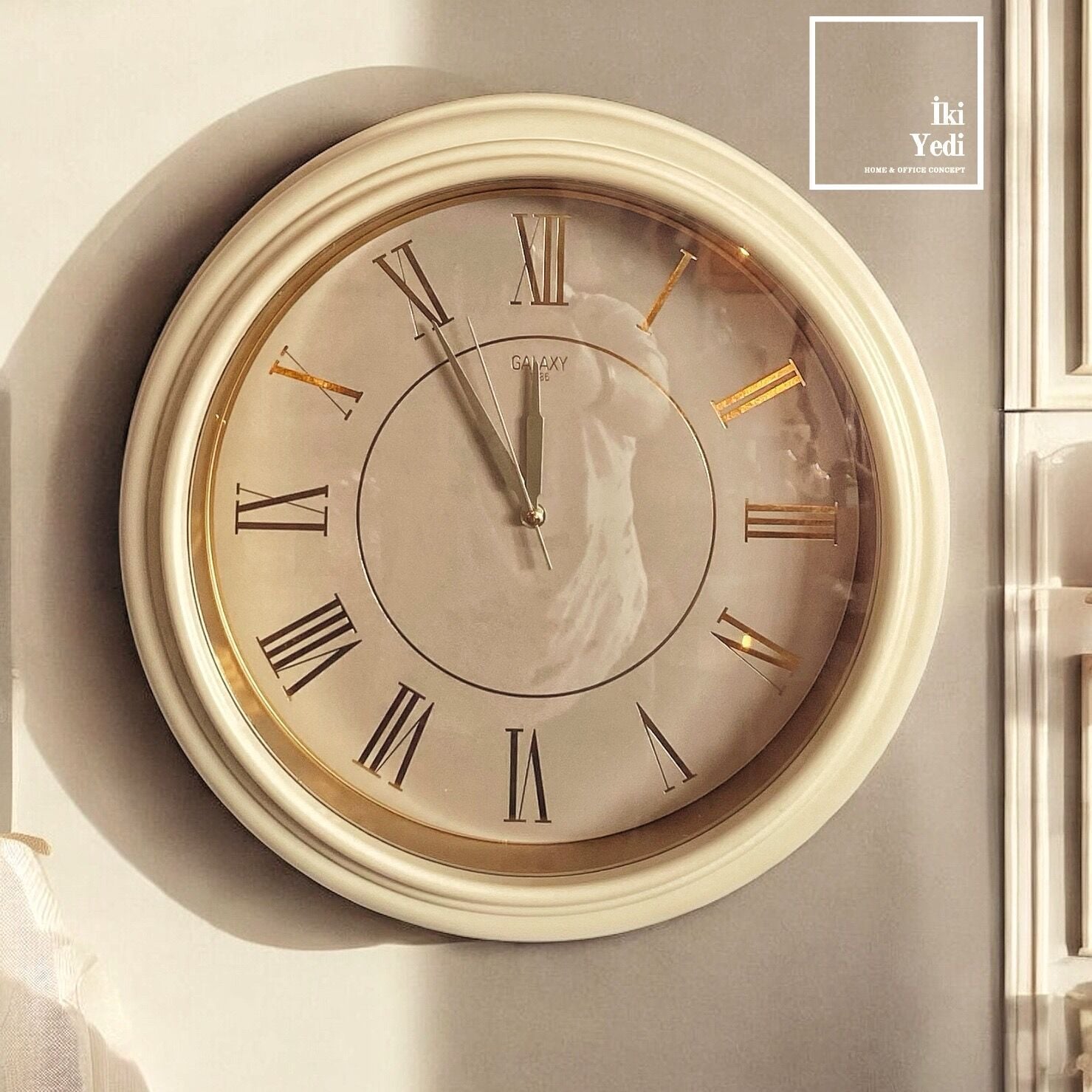 Caprio 45 cm Kalın Çerçeveli Klasik Duvar Saati, Roma Rakamlı Krem Gold Salon Ofis Saati