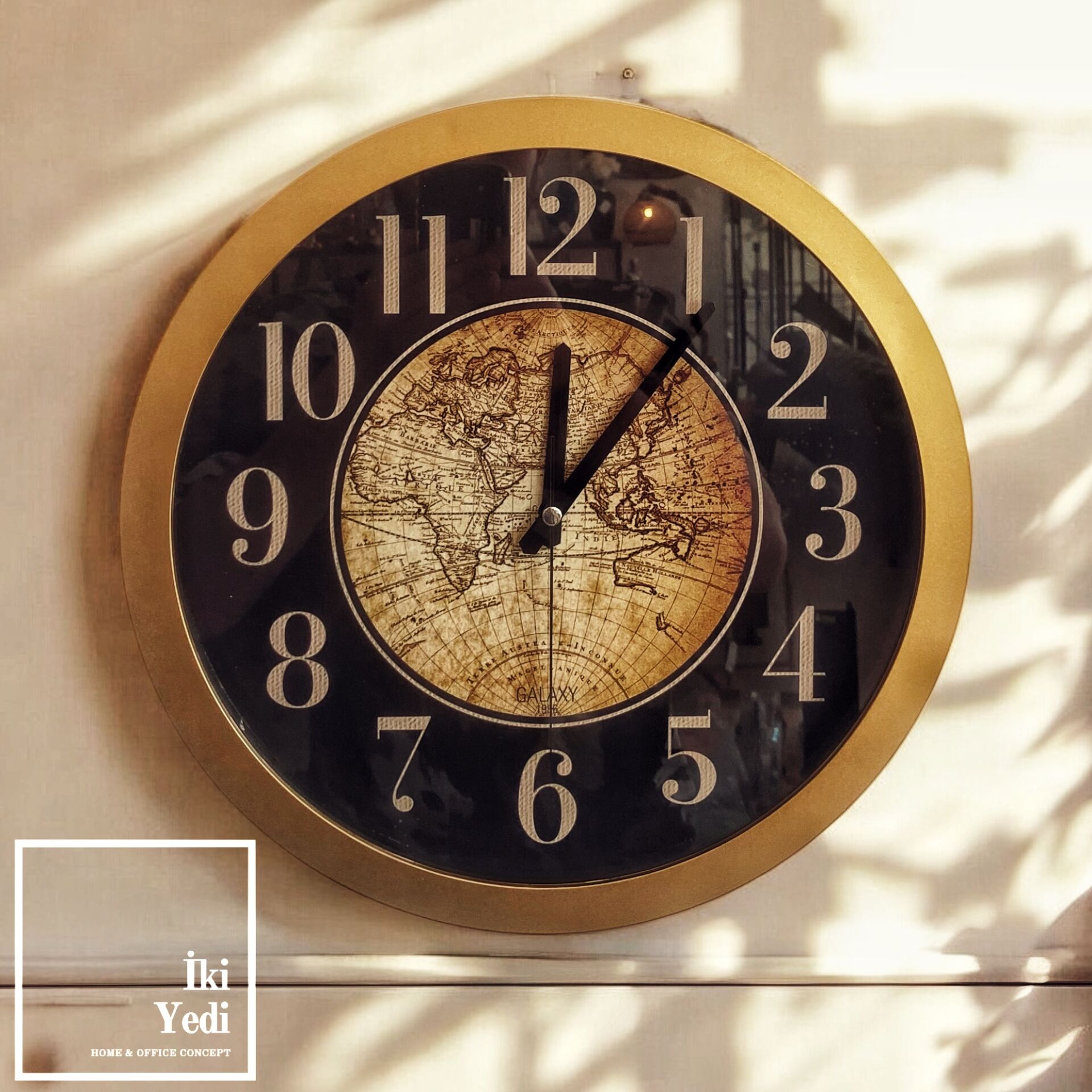 Raul 35 cm Vintage Dünya Haritalı Duvar Saati, Siyah Gold Çerçeve, Retro Ofis Salon Dekoru