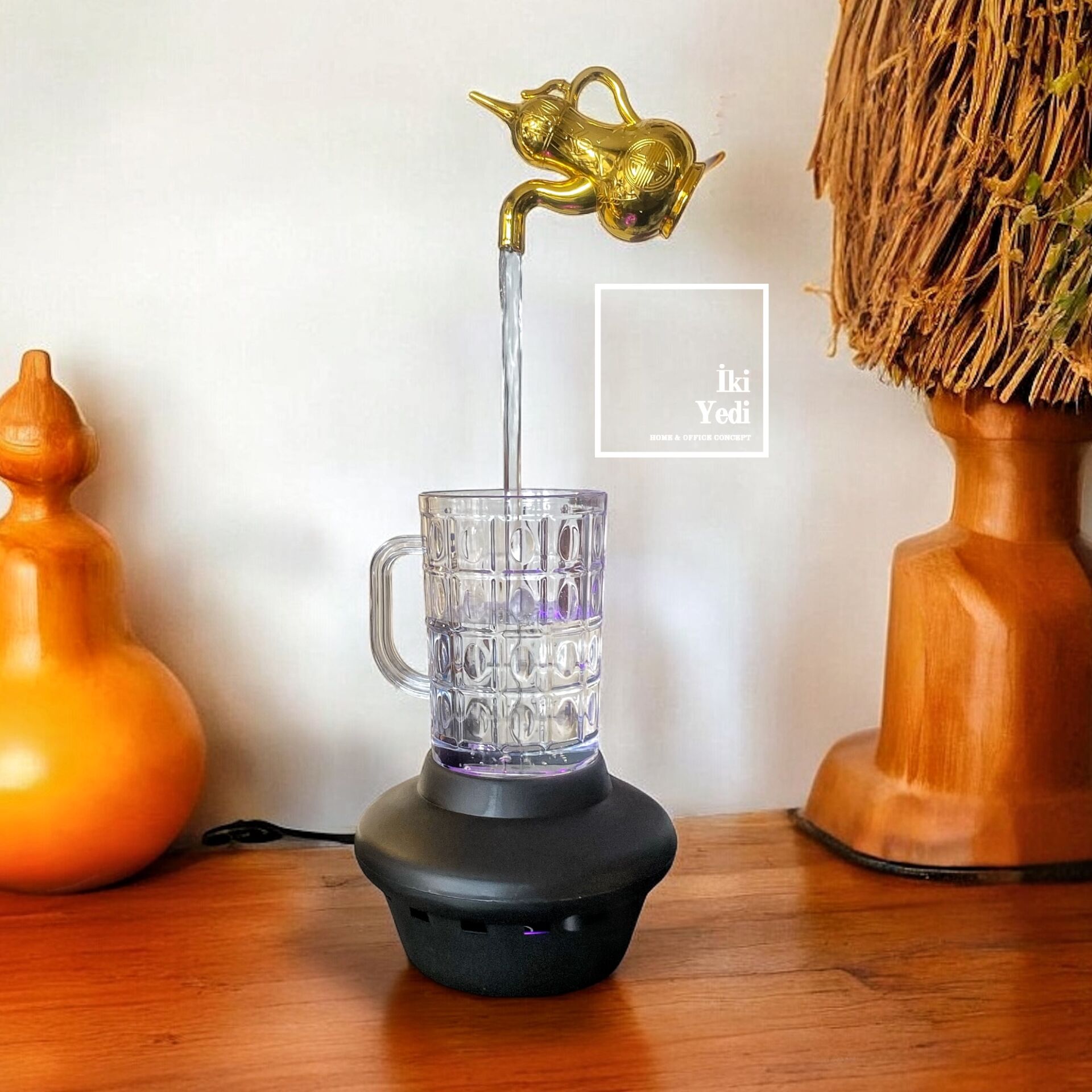 Altın İbrik Şelale Elektrikli Masaüstü Su Devirdaim Objesi Ev Ofis Dekoratif Obje Sıradışı Hediye