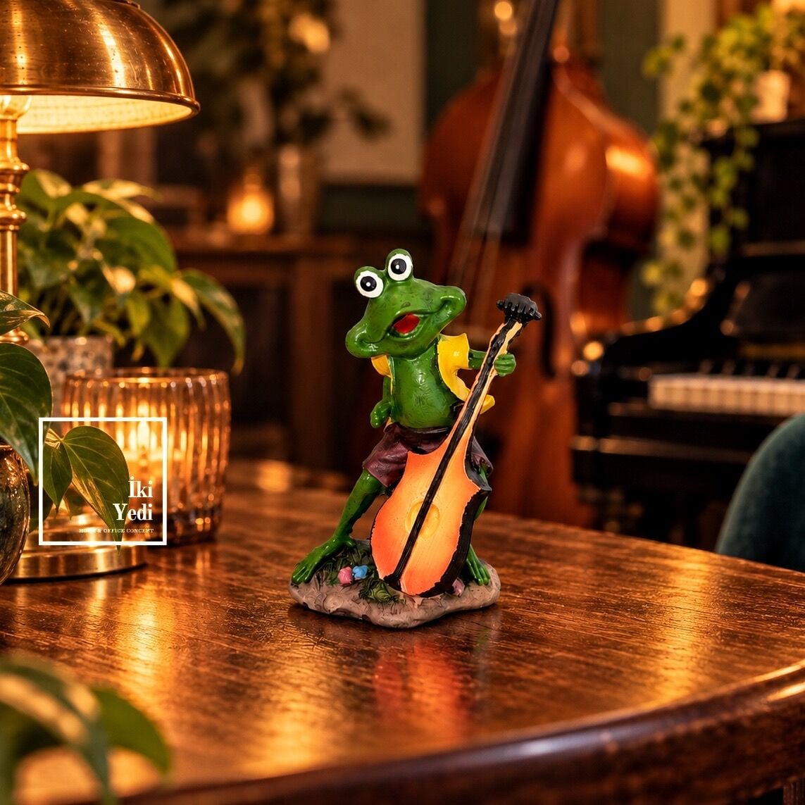 Jazz Frog Çello Kontrbas Çalan Kurbağa Biblo Dekoratif Müzisyen Figürü Saksı Yanı Masa Aksesuarı