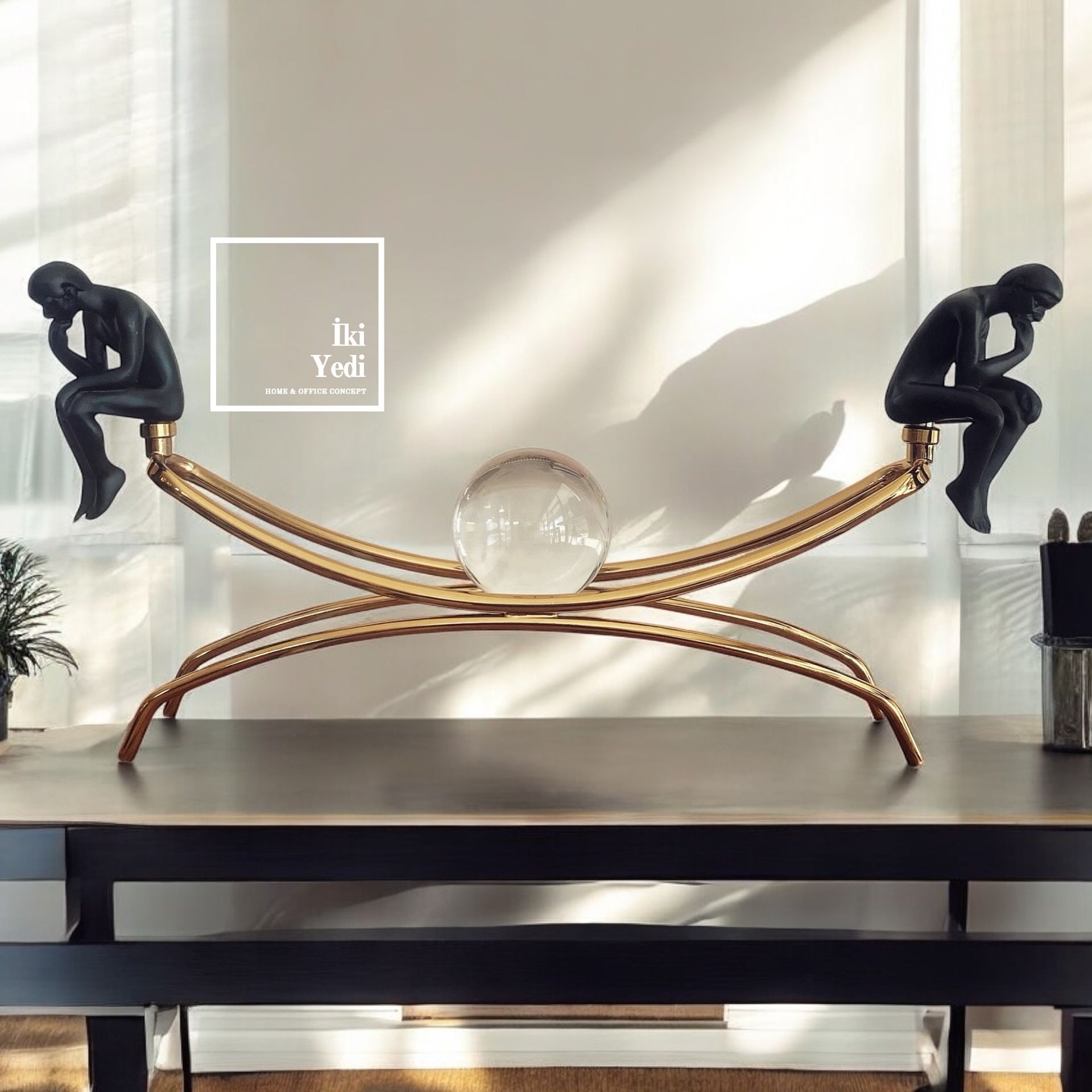 Verghens 77-3 Düşünen Adam Cam Küreli Adalet Terazisi – Modern Ofis Dekoru Lüks Hediyelik Obje