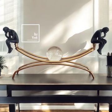 Verghens 77-3 Düşünen Adam Cam Küreli Adalet Terazisi – Modern Ofis Dekoru Lüks Hediyelik Obje