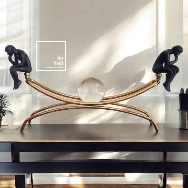 Verghens 77-3 Düşünen Adam Cam Küreli Adalet Terazisi – Modern Ofis Dekoru Lüks Hediyelik Obje