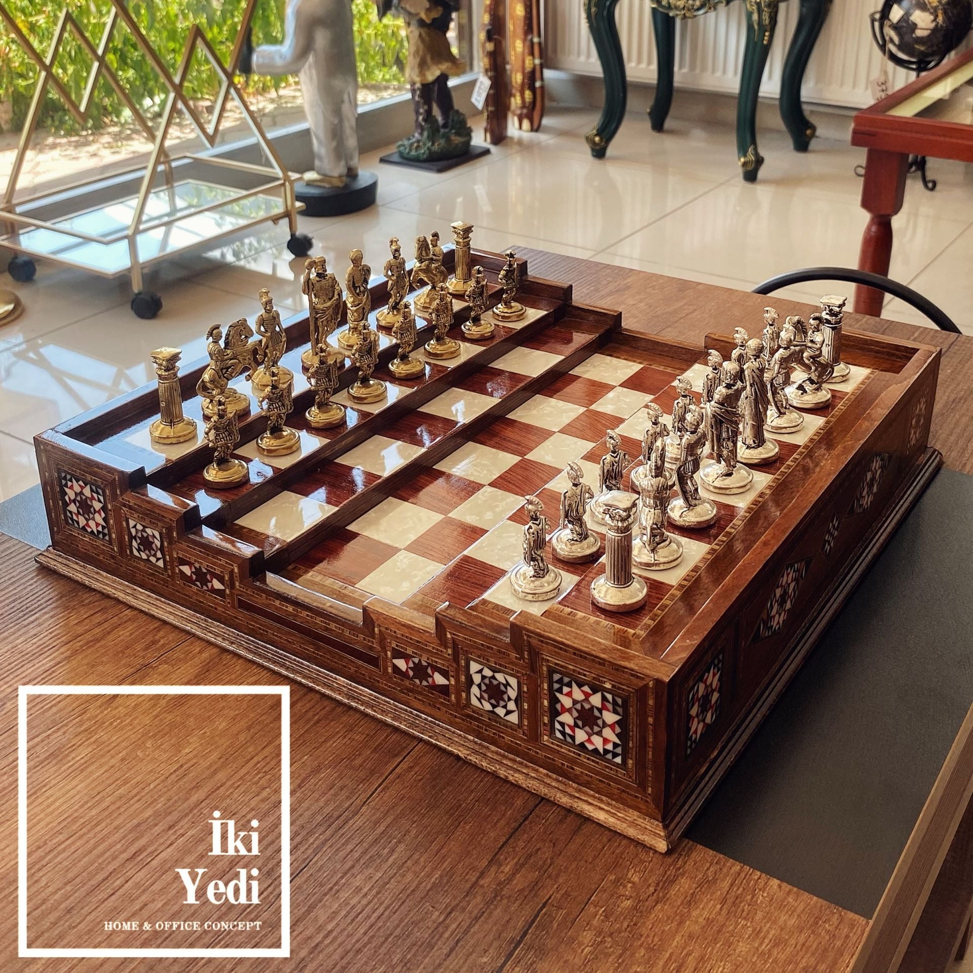 Theresia Arena Tasarım Metal Roma Taşlı Masif Ahşap Satranç Takımı El İşçiliği Satranç Seti VIP