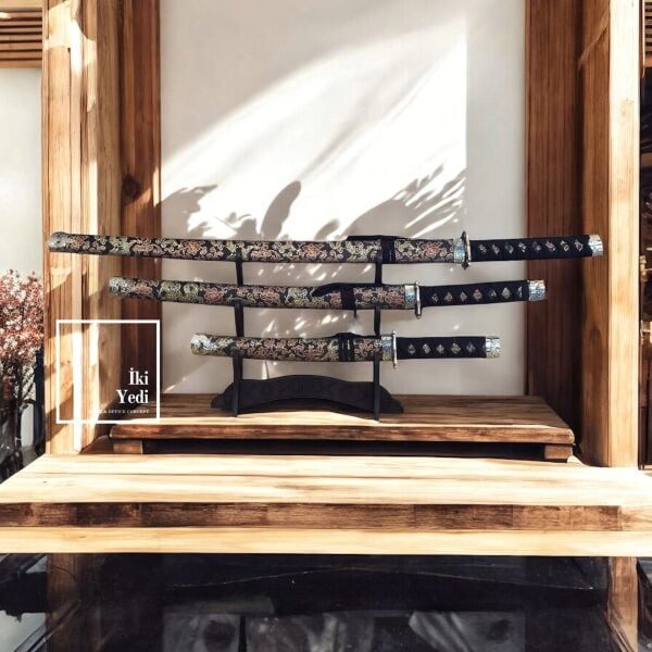 3’lü Samuray Kılıcı Seti Sarı Siyah Kılıf ve Standlı Dekoratif Katana Takımı Dekoratif Japon Kılıcı