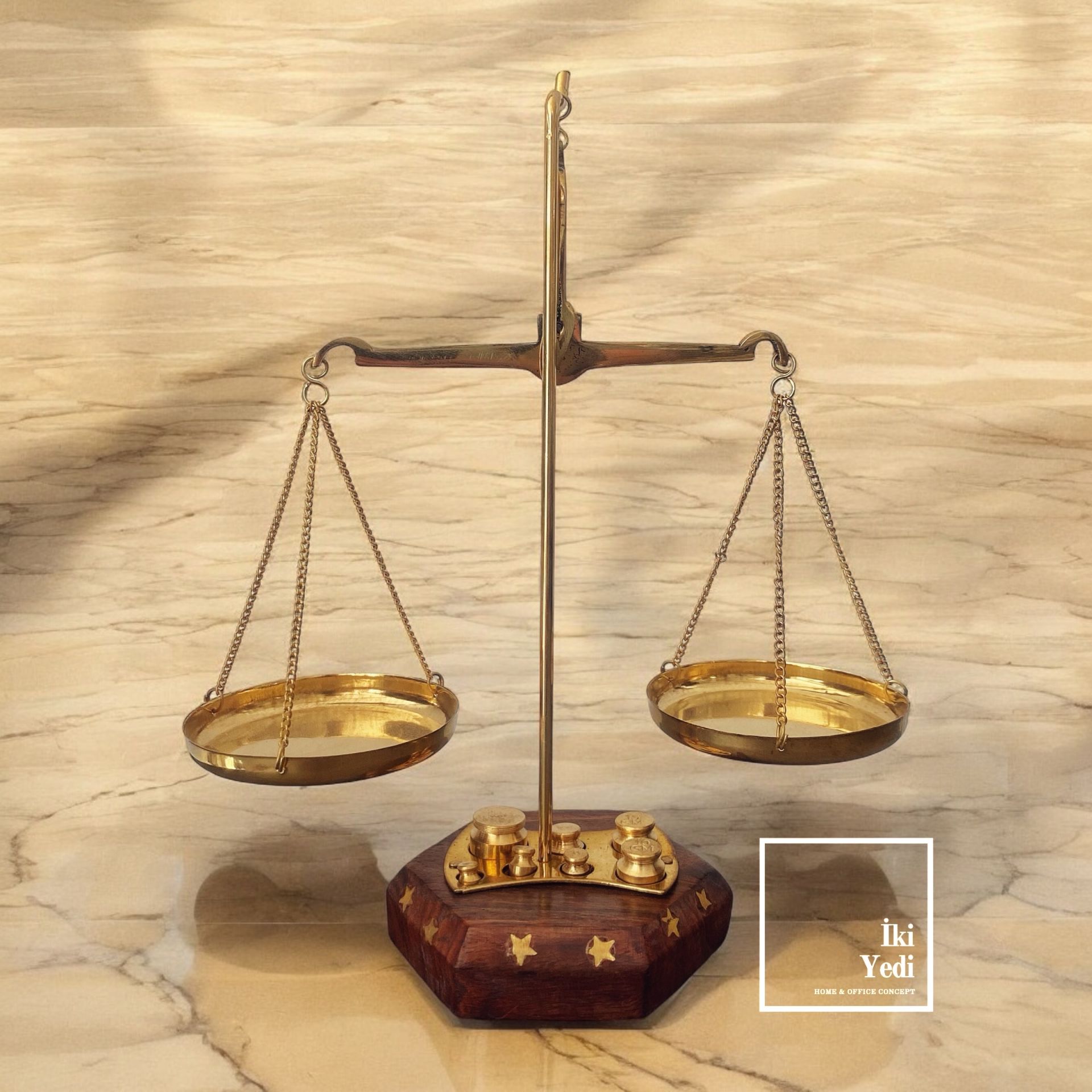 Balaton 50g Yıldız İşlemeli Pirinç Adalet Terazisi – Ahşap Tabanlı Hukuk Ofisi Hediyesi Avukata Özel