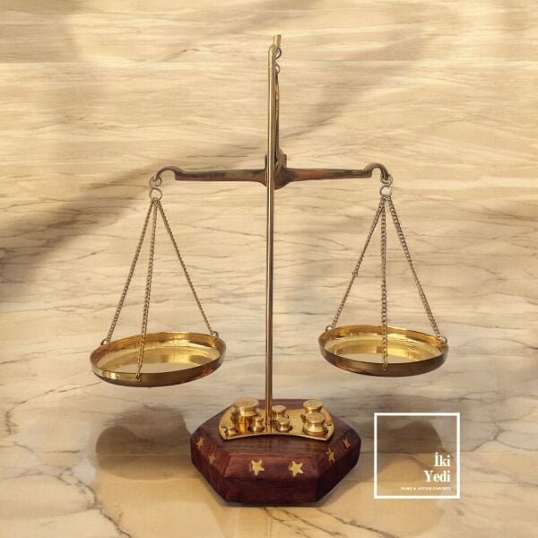 Balaton 50g Yıldız İşlemeli Pirinç Adalet Terazisi – Ahşap Tabanlı Hukuk Ofisi Hediyesi Avukata Özel