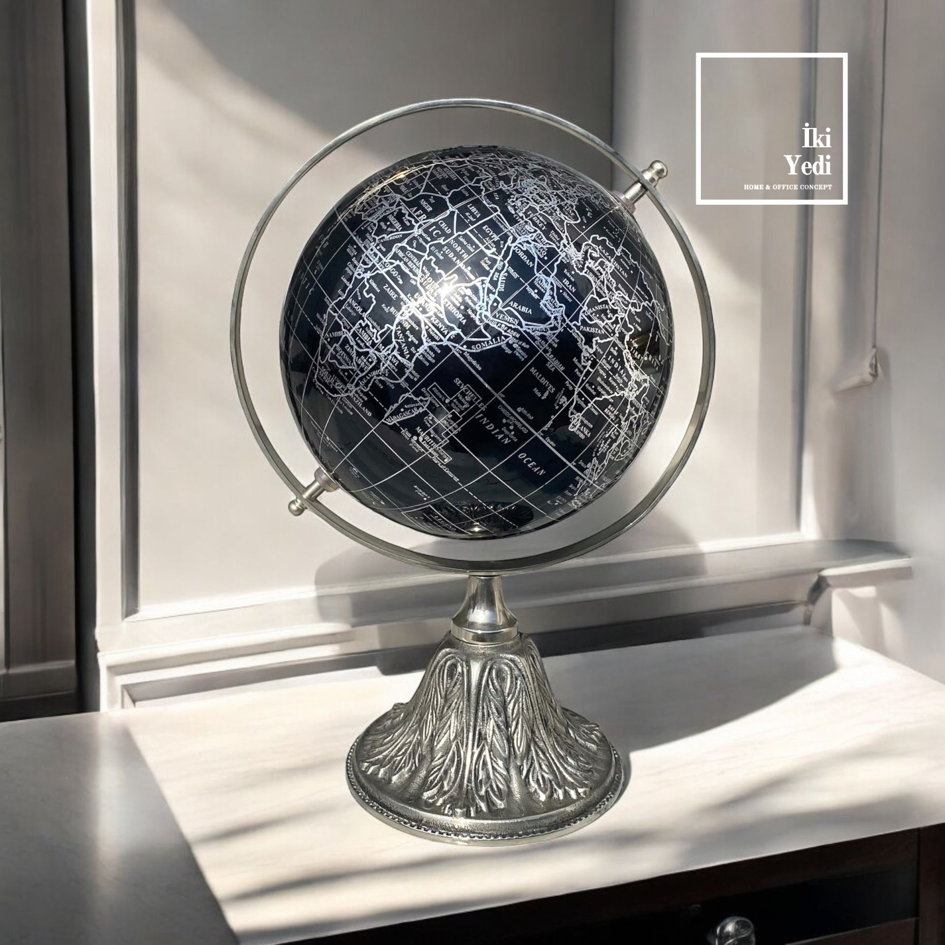 Alaska Döküm Metal Ayaklı Dünya Küresi, Siyah Krom Gri Yerküre, Lüks Ofis Hediyesi Aksesuar
