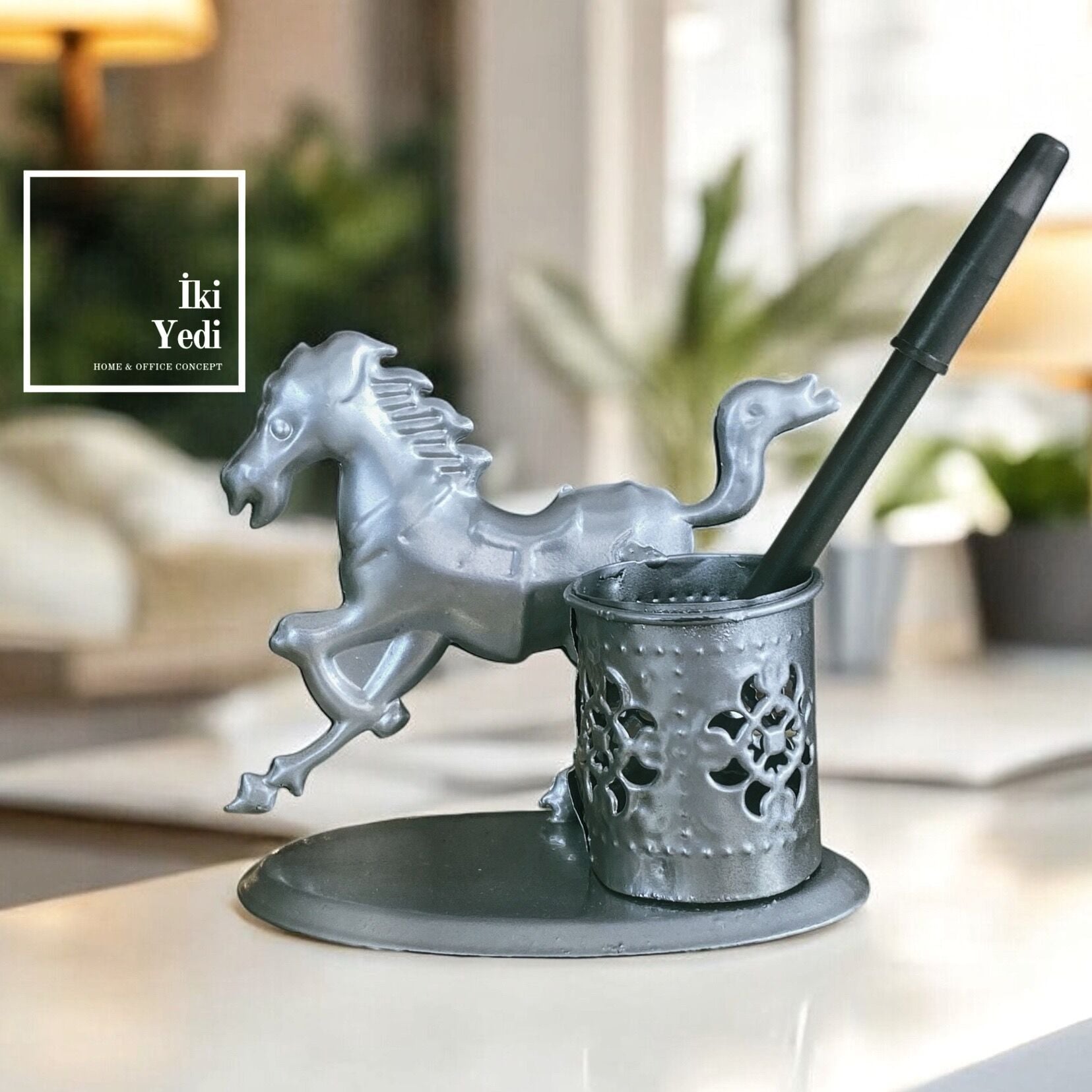 Simon At Figürlü Metal Kalemlik – El Yapımı Masaüstü Dekoratif Obje Uygun Fiyatlı Dekorasyon Ürünü