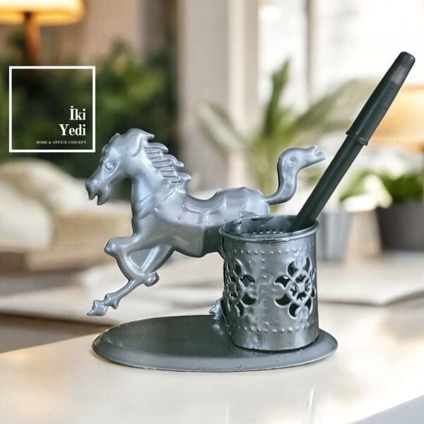 Simon At Figürlü Metal Kalemlik – El Yapımı Masaüstü Dekoratif Obje Uygun Fiyatlı Dekorasyon Ürünü