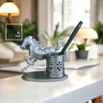 Simon At Figürlü Metal Kalemlik – El Yapımı Masaüstü Dekoratif Obje Uygun Fiyatlı Dekorasyon Ürünü