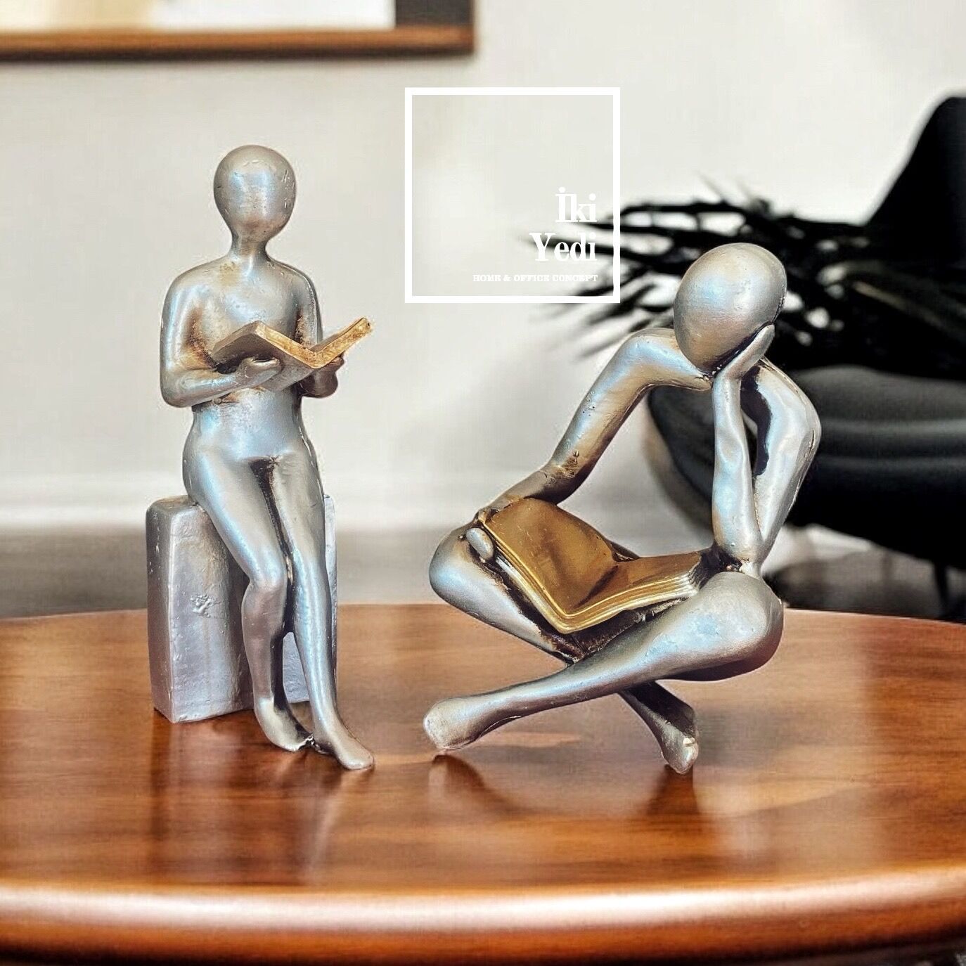 Chidau 77-1 Kitap Okuyan Çift Biblo Seti Gümüş Renk – Dekoratif Obje, Ev ve Ofis Kitaplık Süsleri