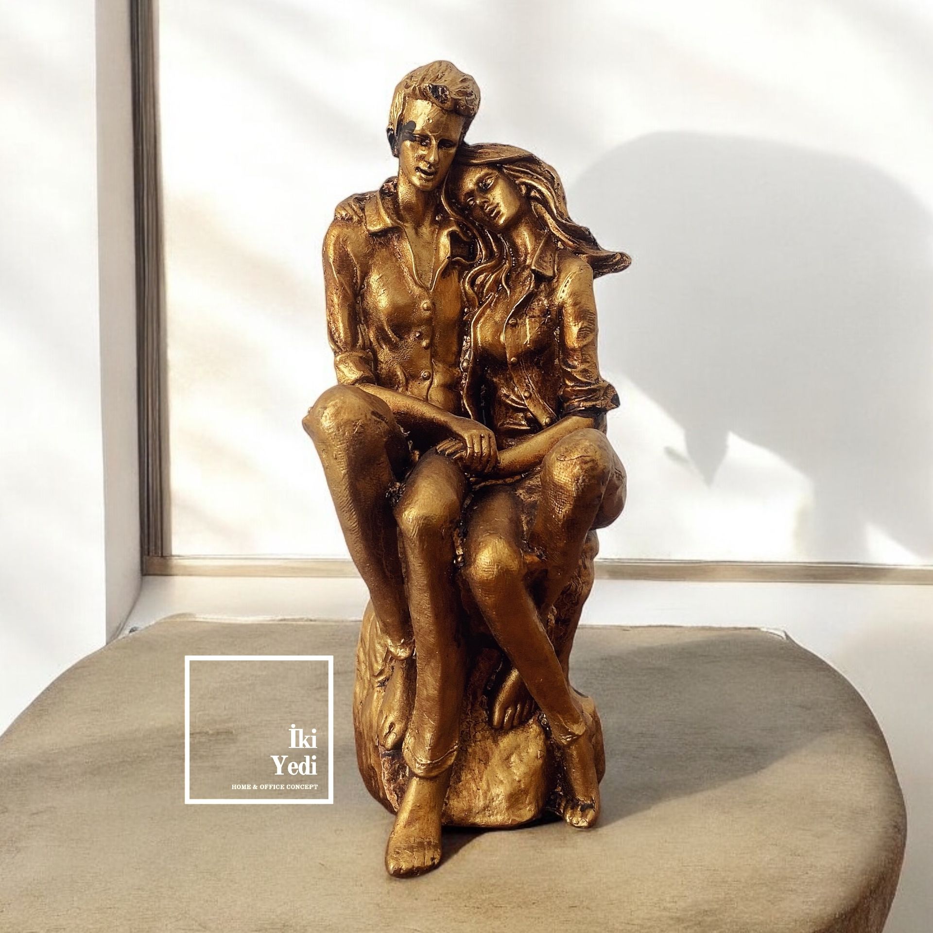 Lovers 77-3 Oturan Sarılan Sevgililer Figürü Sevgiliye Hediye Dekoratif Obje Yeni Evli Çift Hediye