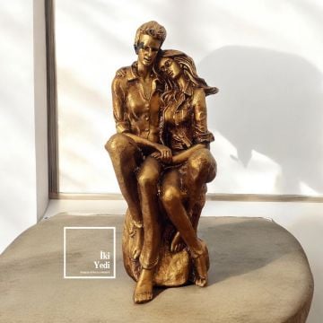 Lovers 77-3 Oturan Sarılan Sevgililer Figürü Sevgiliye Hediye Dekoratif Obje Yeni Evli Çift Hediyesi Düğün Organizasyon Dekoru