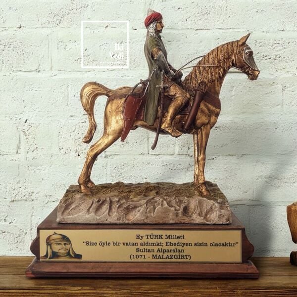 At Üstünde Sultan Alparslan Heykeli 1071 Malazgirt Türk Tarihi Biblosu Ofis Dekorasyonu Büro Dekor