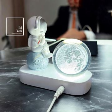 Tobers Cam Küreli Astronot ve Dünya Temalı Gece Lambası Masa Lambası Aydınlatma Dekorasyonu Dekoratif Objeler