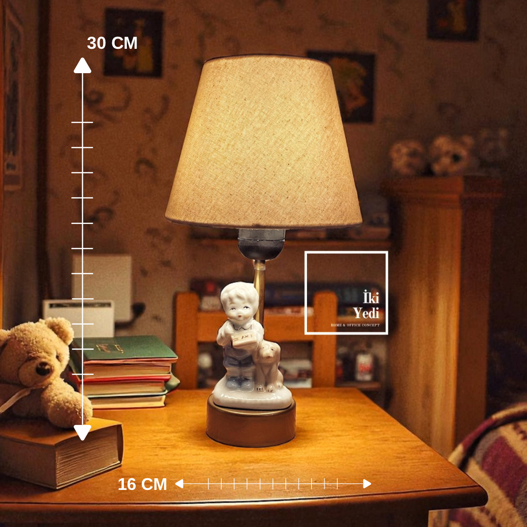 Hawke Porselen Çocuk ve Köpek Figürlü Abajur – Dekoratif Seramik Gece Lambası, 30 cm Masa Lambası