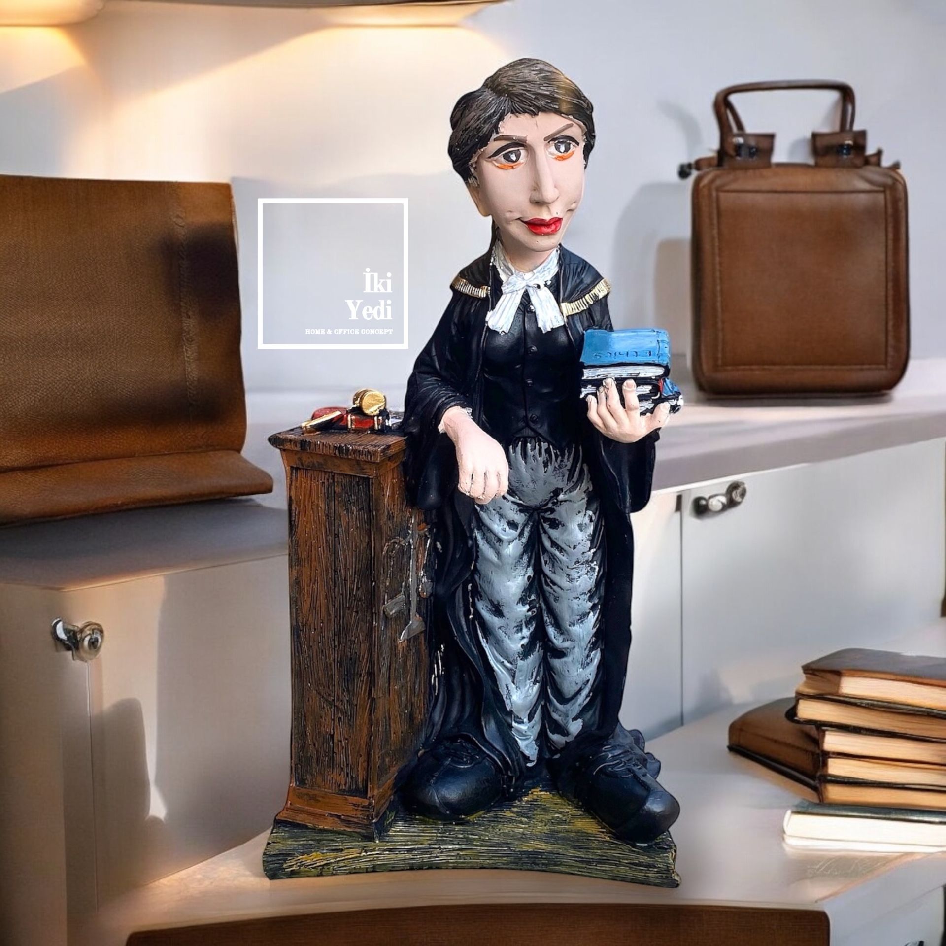 Avukat Temalı Dekoratif Obje – Hukuk Ofisi ve Büro Masaüstü İçin Anlamlı Hediye Figür Biblo