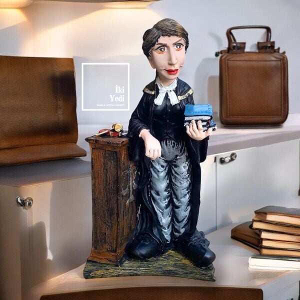 Avukat Temalı Dekoratif Obje – Hukuk Ofisi ve Büro Masaüstü İçin Anlamlı Hediye Figür Biblo