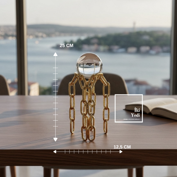 Stilpo Altın Zincir Figürlü Kristal Küre Obje 25 cm, Modern Masaüstü Dekor Ofis ve Salon Aksesuarı