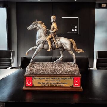 Atatürk Atlı Heykel Masaüstü Atatürk Biblosu Ne Mutlu Türk’üm Diyene Ofis Masa Dekoru Anlamlı Obje