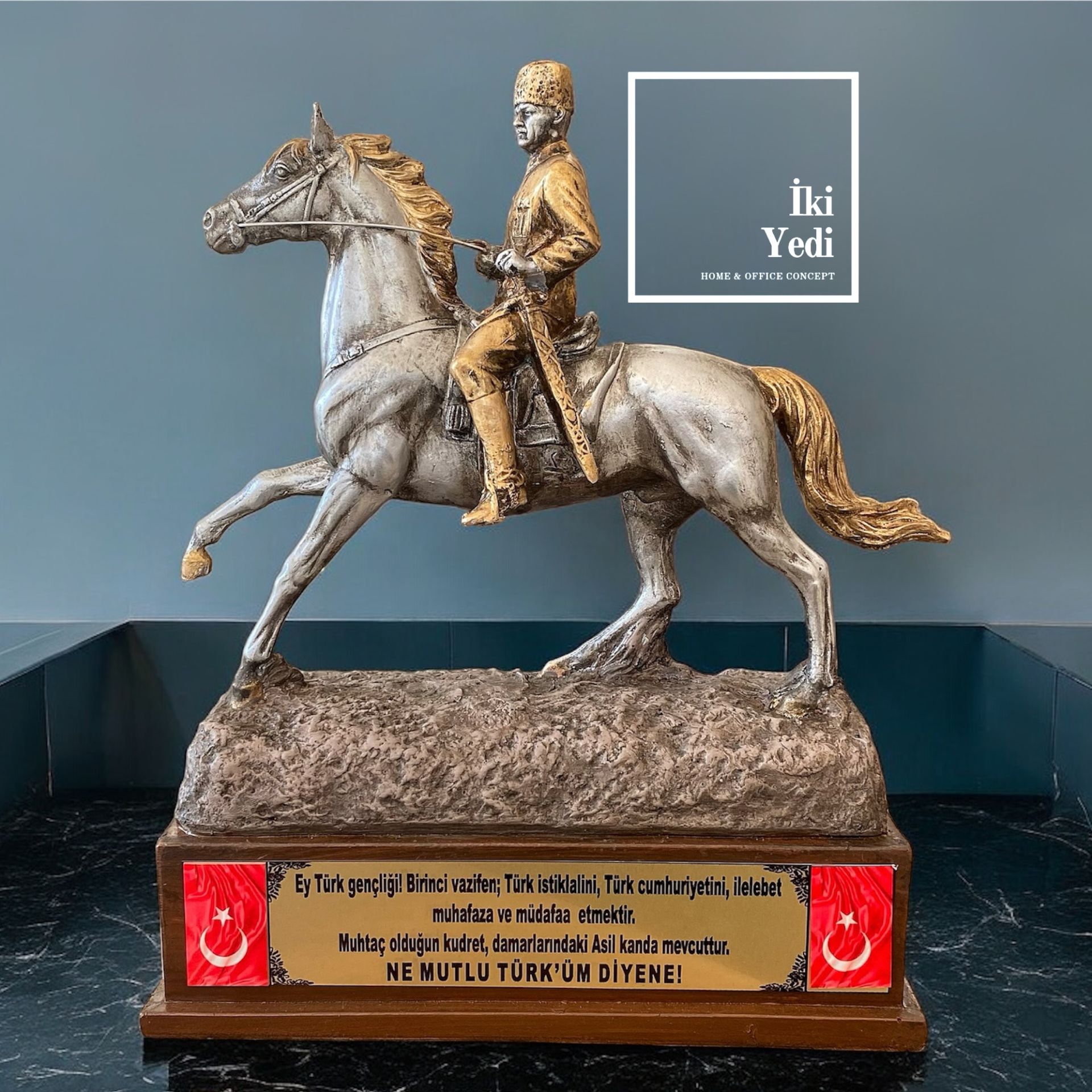 At Üstünde Atatürk Heykeli Mustafa Kemal Atatürk Biblosu Ofis Dekorasyonu Büro Dekor Objeler Anlamlı İş Hediyeleri