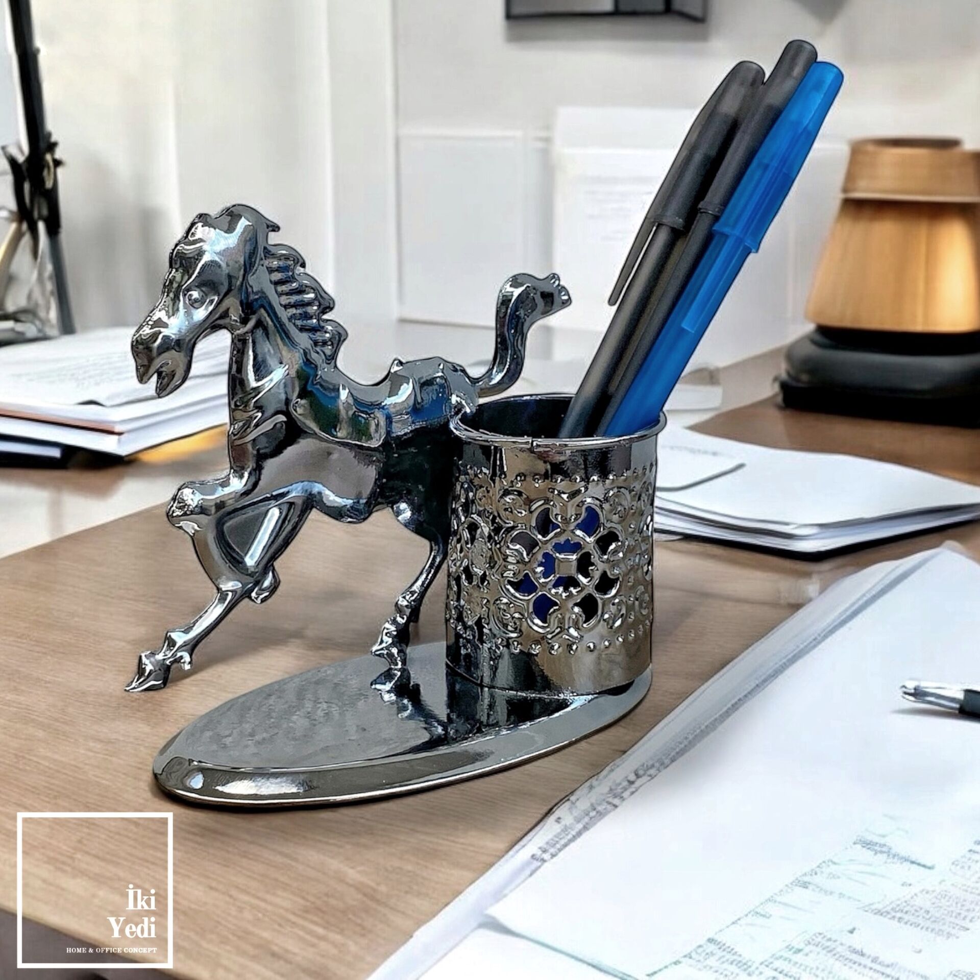 Simon At Figürlü Metal Kalemlik – Dekoratif Masa Üstü Düzenleyici, Ofis Aksesuarı, Hediyelik Obje