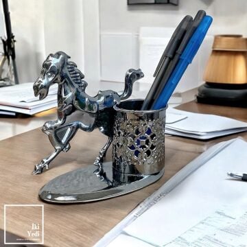 Simon At Figürlü Metal Kalemlik – Dekoratif Masa Üstü Düzenleyici, Ofis Aksesuarı, Hediyelik Obje