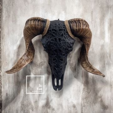 Dosiro 77-2 Kara Koç Kafası Duvar Dekoru, Boynuzlu Hayvan Kafası, Maskülen Duvar Süsü, Ofis Dekoru, Erkek Odası Aksesuarı, Gotik Dekoratif Obje
