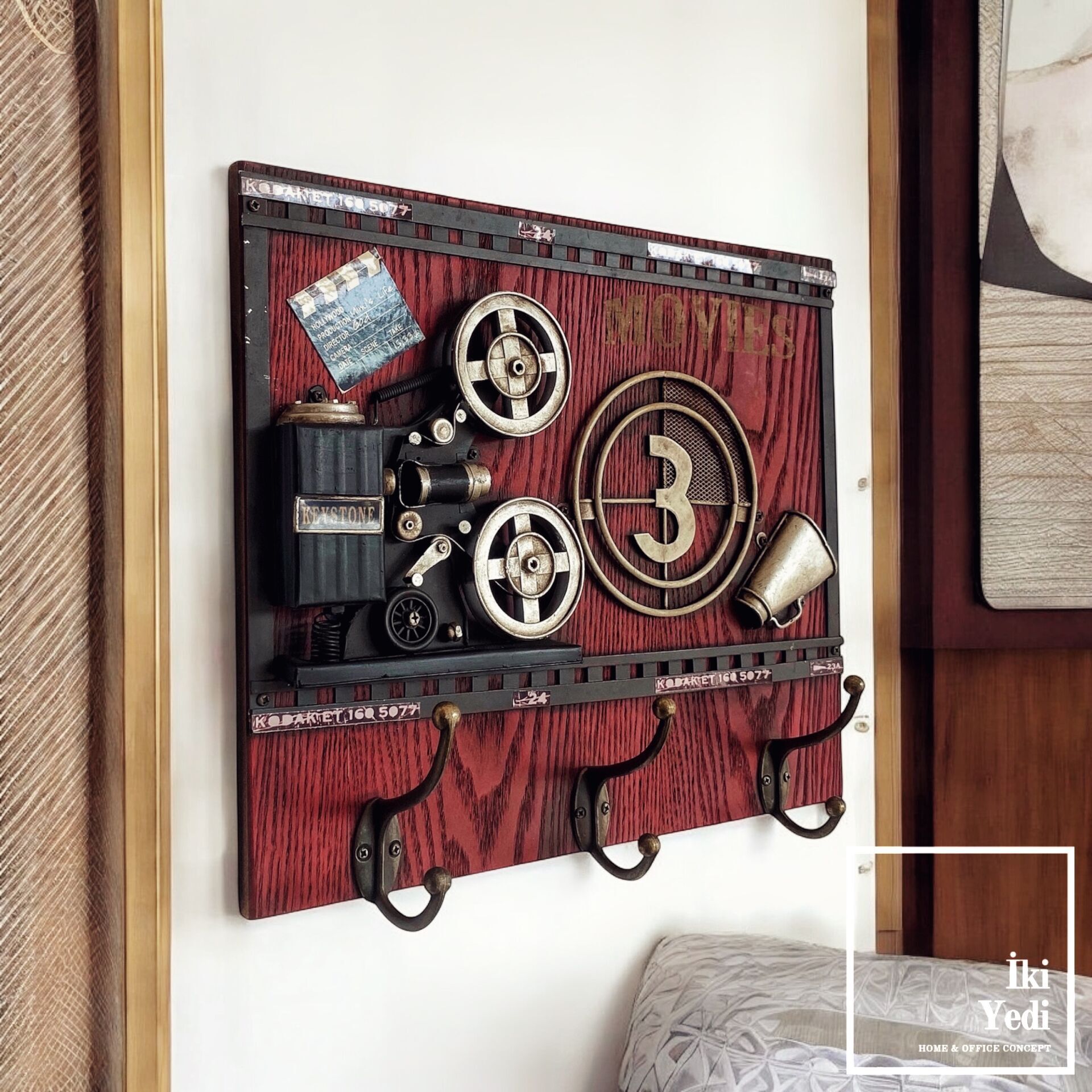 Sinemaskop Retro Sinema Temalı Duvar Askılığı – Film Makaralı Dekoratif Ceket ve Anahtarlık Askı