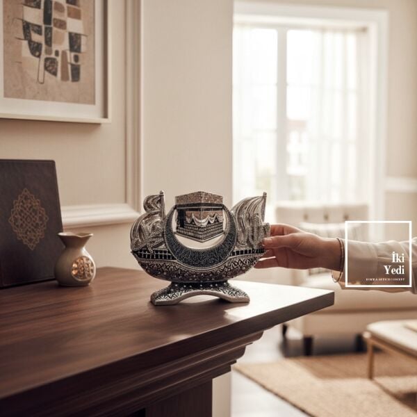 Kabe’nin Nuru Allah (C.C.) ve Hz. Muhammed (S.A.V.) Lafzı Dekoratif Masaüstü İslami Biblo Dini Obje