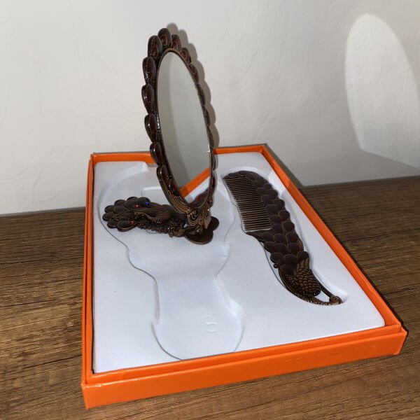 Güzelliğin Taçlı Sırrı Timpani 771 Tavuskuşu Ayna Tarak Seti Metal İşlemeli Çanta Tipi Hediyelik