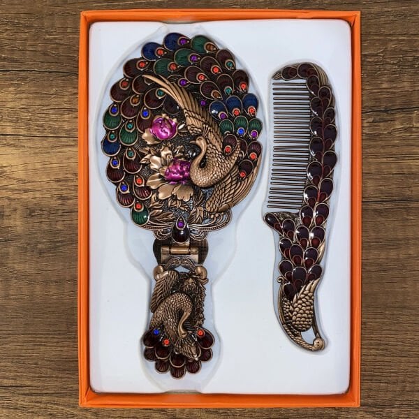 Güzelliğin Taçlı Sırrı Timpani 771 Tavuskuşu Ayna Tarak Seti Metal İşlemeli Çanta Tipi Hediyelik