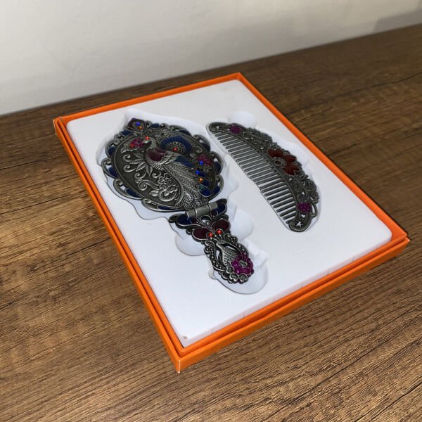 Timpani 772 Tavuskuşu Ayna Tarak Seti Metal İşlemeli Şık Hediyelik Çanta Tipi Dekor Otantik Figürlü