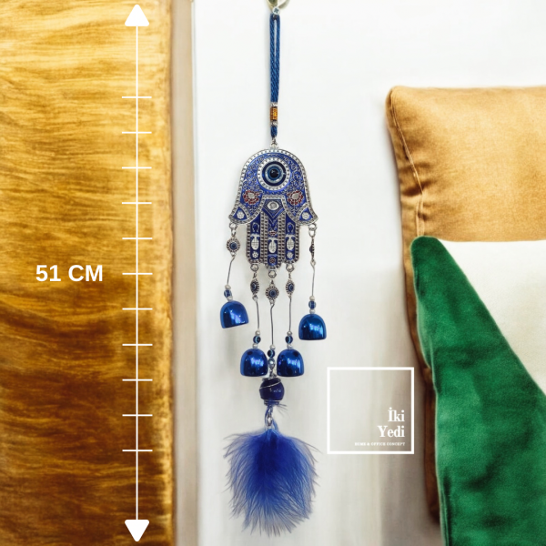 WB77-7 Fatma Ana Eli Nazar Boncuklu Duvar Süsü – 51 cm Çanlı Tüylü Dekoratif Şans Objeleri