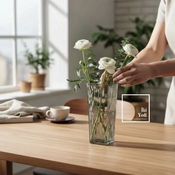 Nadia 772 Modern Kare Cam Vazo, Şeffaf Füme Renkli Dekoratif Çiçek Vazosu – 23,5 cm Hediyelik Dekor