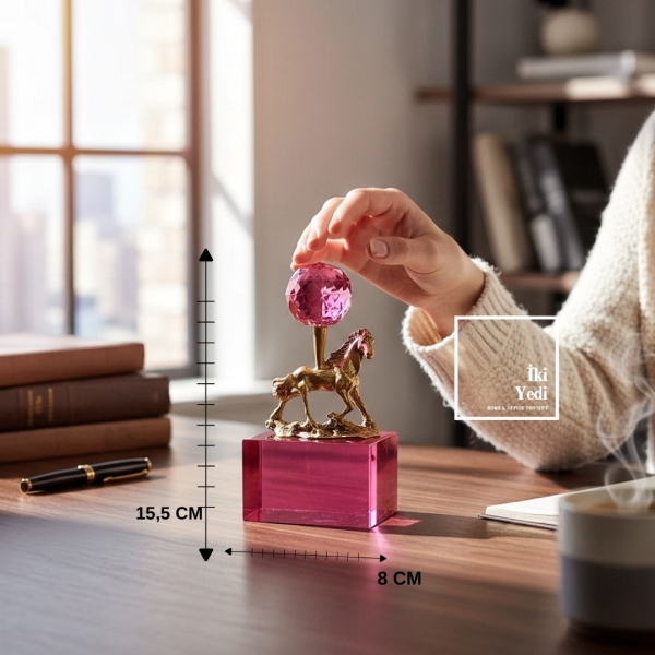 Pulcher Pembe Renkli İsli Eskitme Kristal Cam Kaideli Minik At Biblo Antik Tasarım Dekoratif Obje