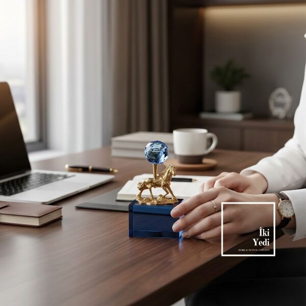 Pulcher Mavi Renkli İsli Eskitme Kristal Cam Kaideli Minik At Biblo Antik Tasarım Dekoratif Obje